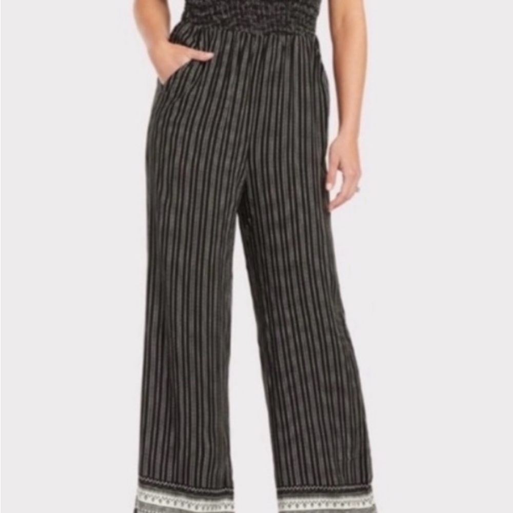 EVEREVE PEYTON JENSEN Ledger
Smocked Jumpsuit black/cream size XS with pockets